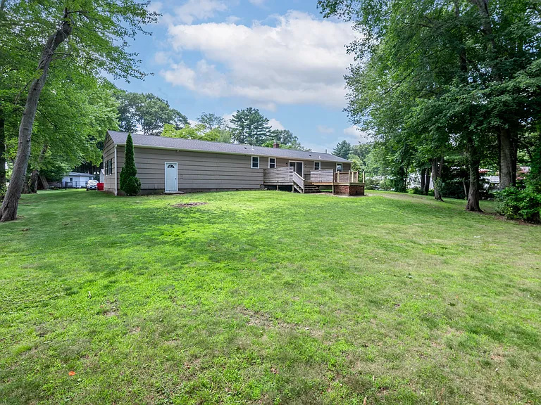 7 Jay Dr — Photo 2
