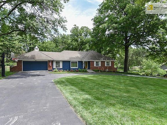 Tons of parking on this circle driveway!