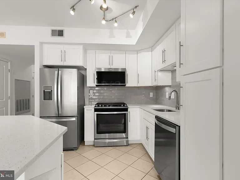 1021 Garfield St #905 — Photo 9