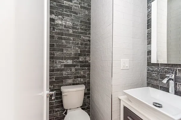 Rented by Nooklyn NYC LLC | media 31