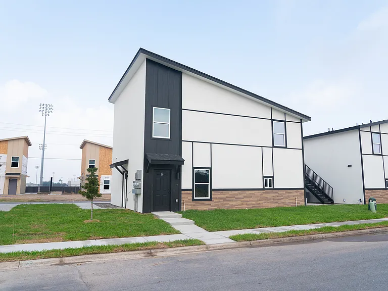 900 Crestview St #B — Photo 1