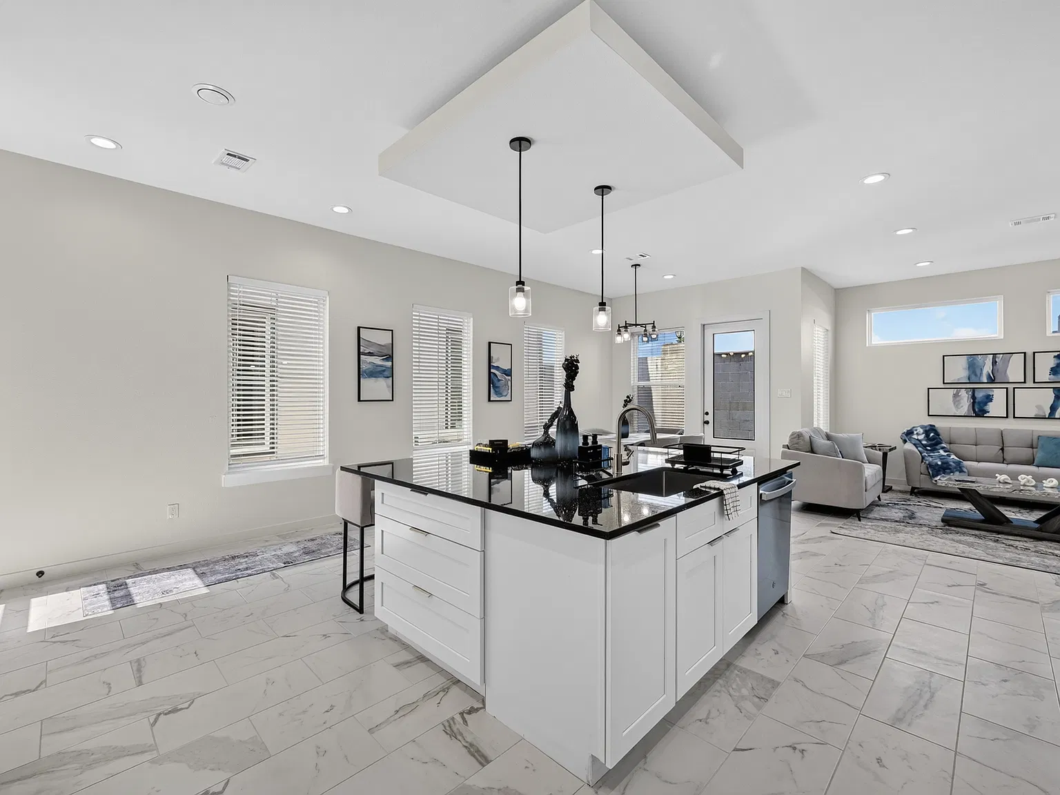 3 bed, 2.5 bath, 2181 sqft, $5,750 — Photo 4