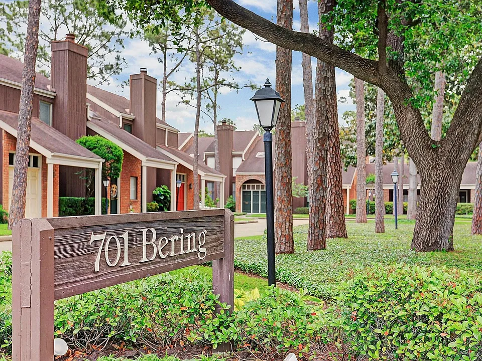 701 Bering Dr #402