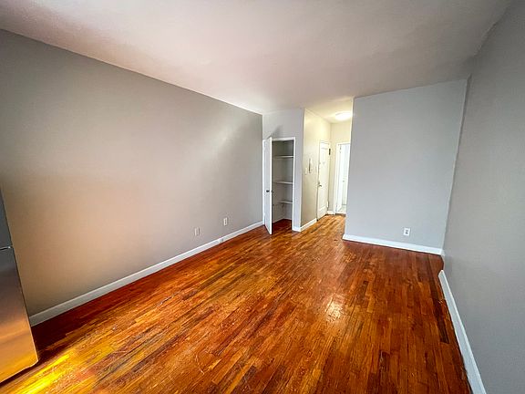 4th image of 422 E 14th St APT 4D