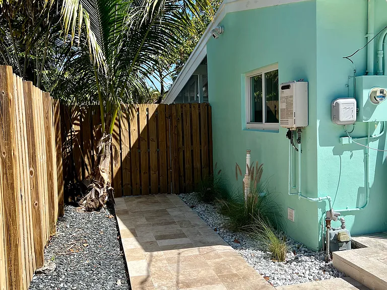 2360 SW 15th St — Photo 20
