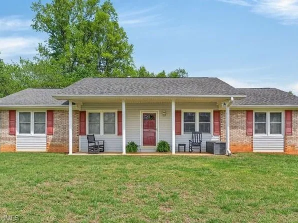 1319 Old Us Highway 52 S, Pilot Mountain, NC 27041