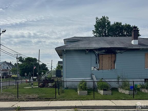 4th image of 225 Carr Ave