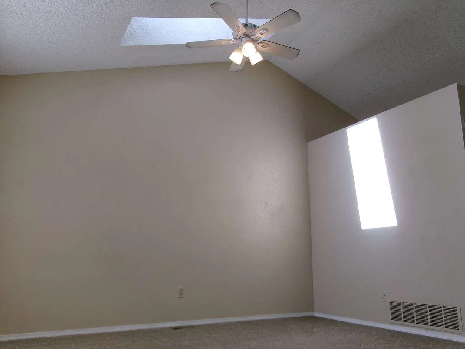 3 bed, 1.0 bath, 960 sqft, $1,895 — Photo 3
