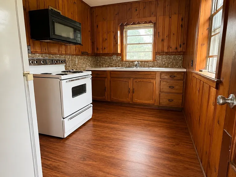 54 Oak Ave — Photo 3
