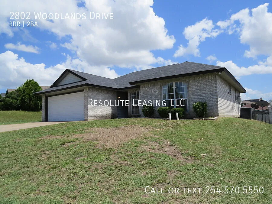 Comfort and Convenience Await at 2802 Woodlands Dr. — Photo 2