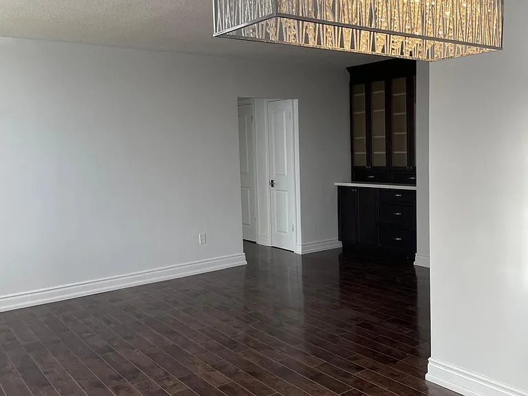 10 Edgecliff Golfway #504 — Photo 4