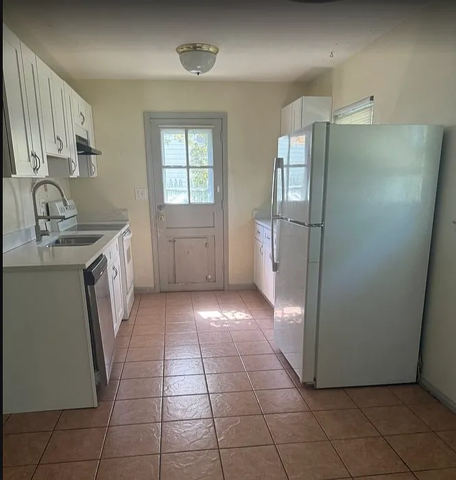 4 bed, 1350 sqft, $2,350 — Photo 4