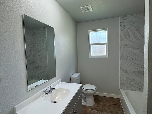 4th image of 2708 N Camp Cir