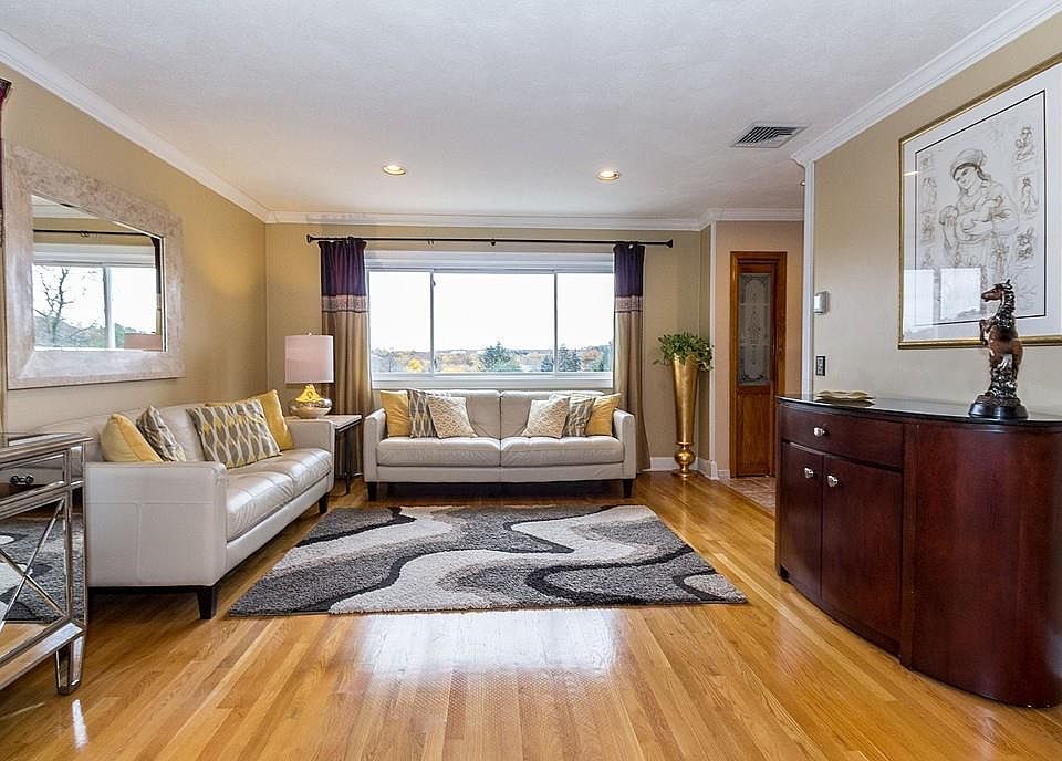 1st image of 12 Parkway Dr