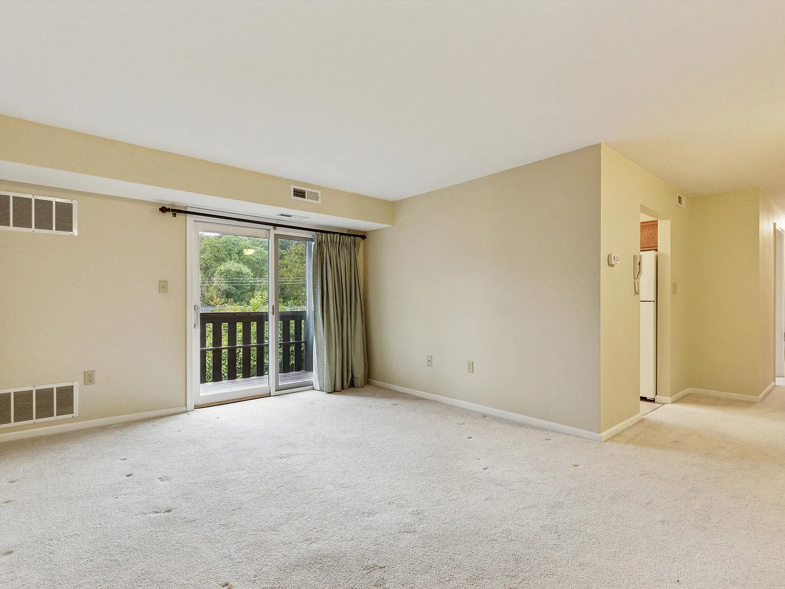 3 bed, 1040 sqft, $1,950 — Photo 3