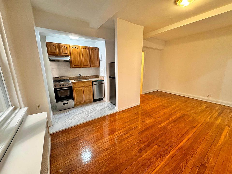 2nd image of 306 E 38th St #4T