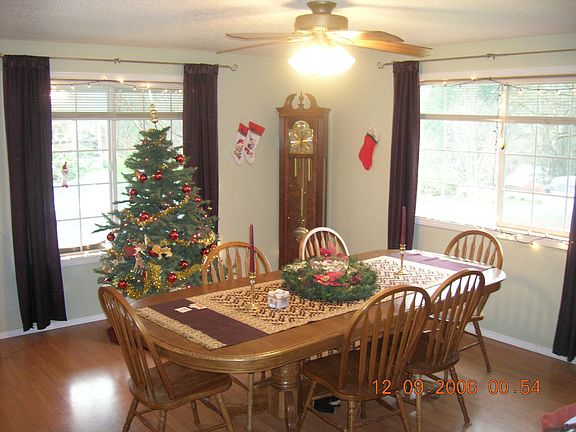Beautiful Dining Room w/ Hardwood Floors!