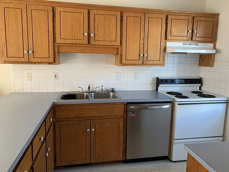 277 Lakeview Dr — Photo 2