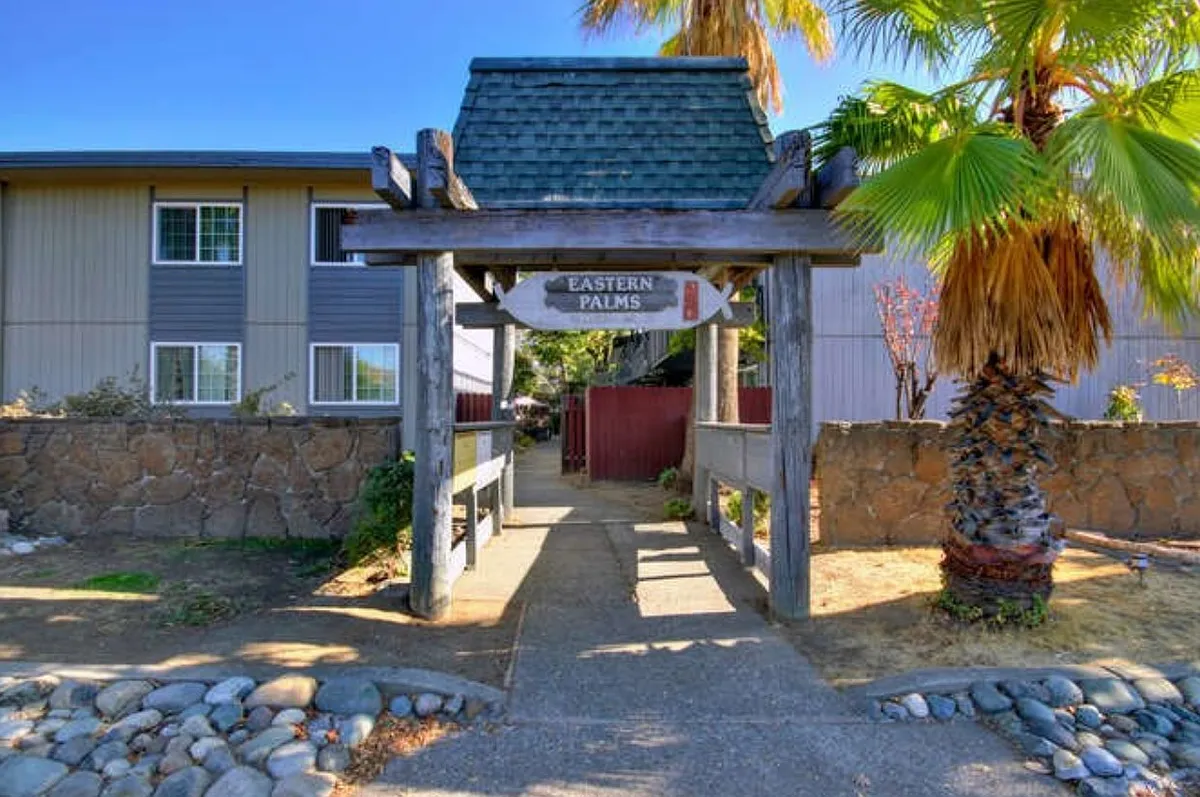 Building Photo - Eastern Palms