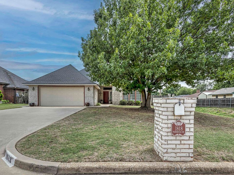1st image of 1818 Parkwood Dr