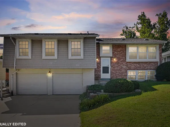 283 Sussex Dr NE, Cedar Rapids, IA 52402