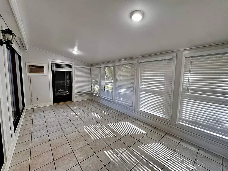 208 Lamplighter Cir — Photo 7