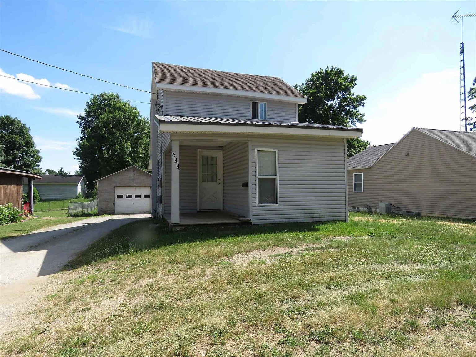 644 Simon St photo 1