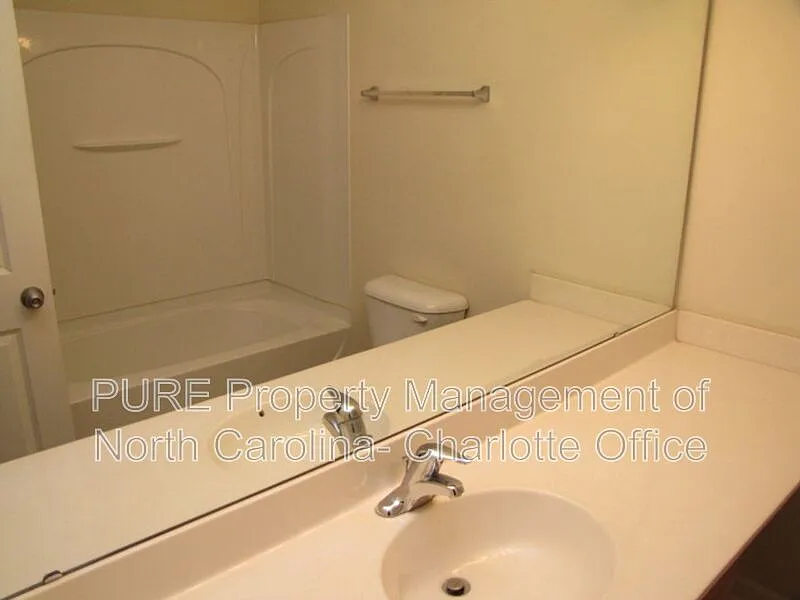 2 bed, 1.5 bath, 966 sqft, $1,499 — Photo 2