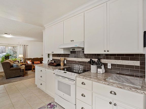 5th image of 302/304 E 6th St
