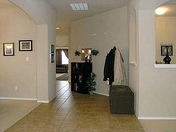 4th image of 1043 Hollow Creek Dr