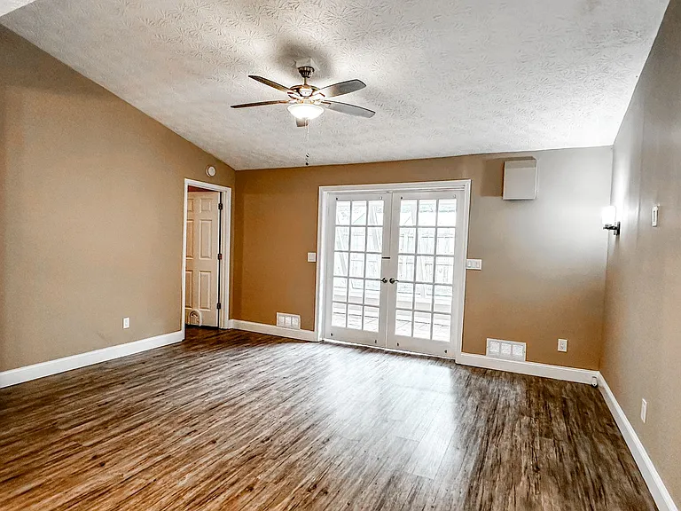 233 Goshen Ln — Photo 5