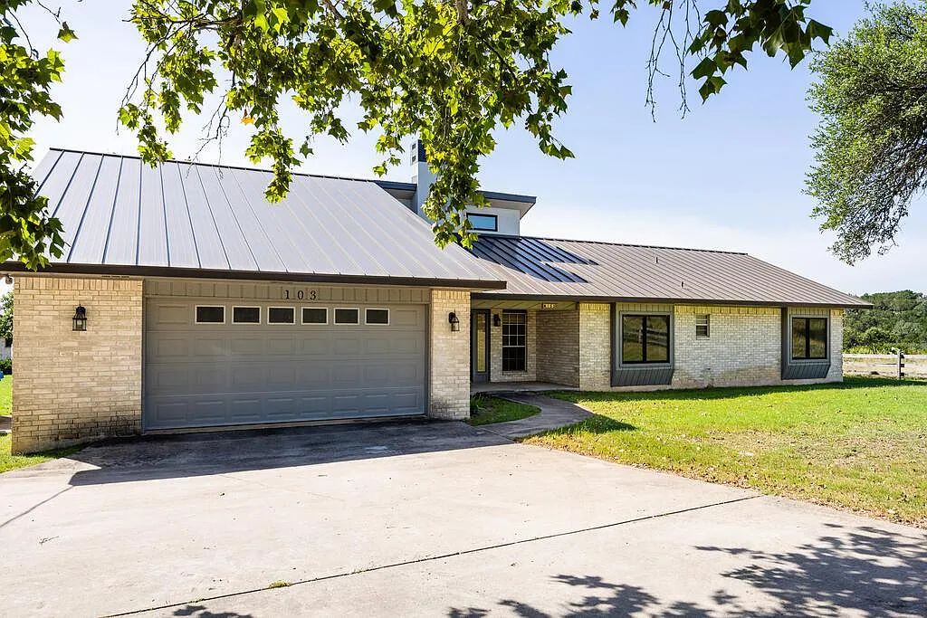 4 bed, 2.0 bath, 2646 sqft, $2,800 — Photo 1