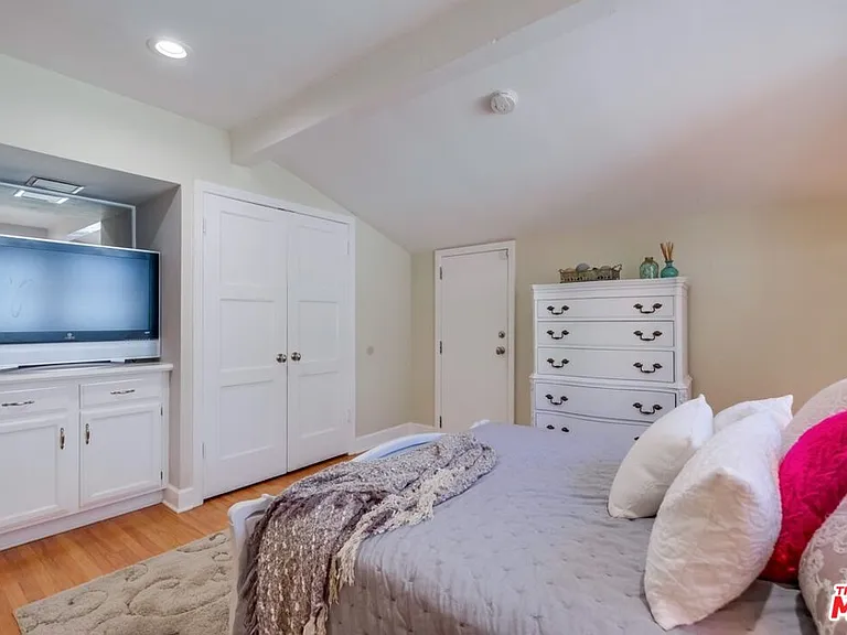21447 Providencia St — Photo 39
