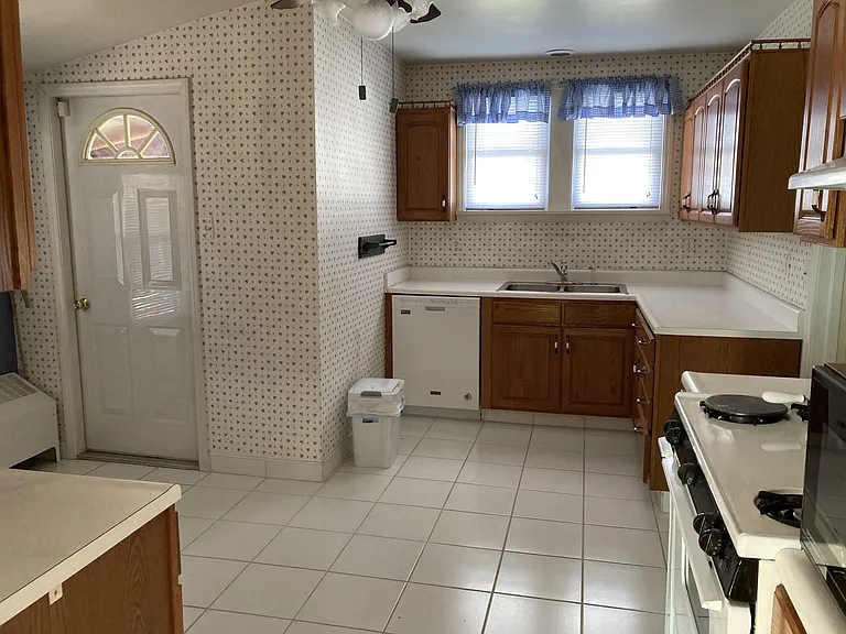 1142 Bechtel St — Photo 9