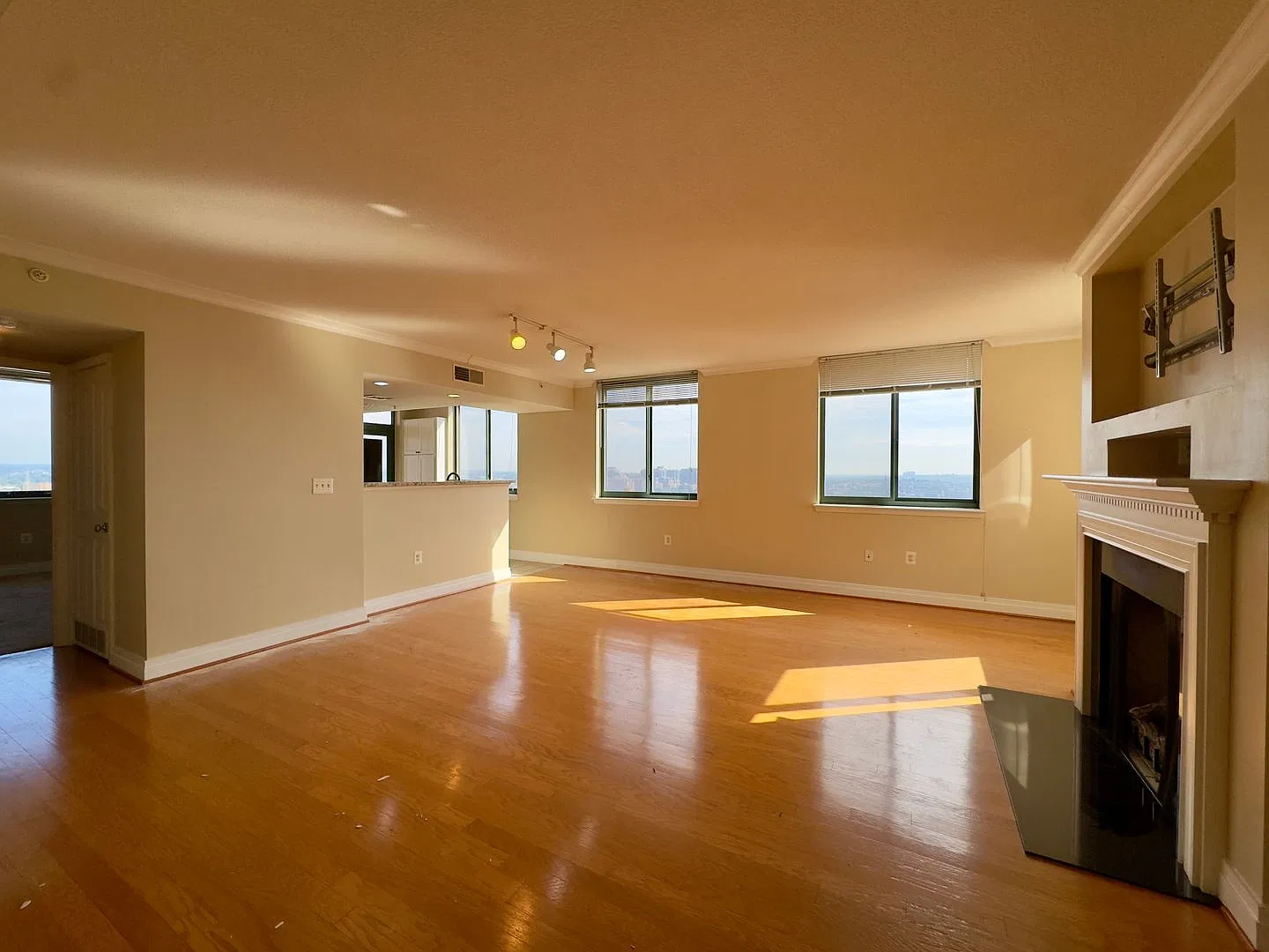 Charming 2BD/2BR Condo Unit with Private Balcony & 2 Assigned Parking in Downtown Baltimore! — Photo 3