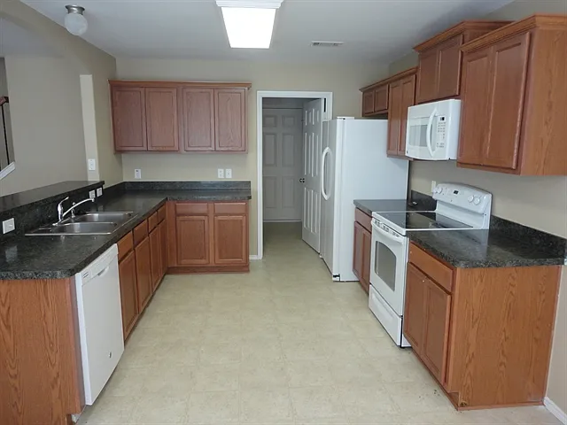 4 bed, 2.5 bath, 2223 sqft, $2,365 — Photo 2