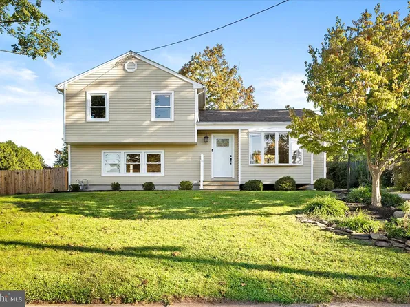 120 Susan Dr, Ewing, NJ 08638