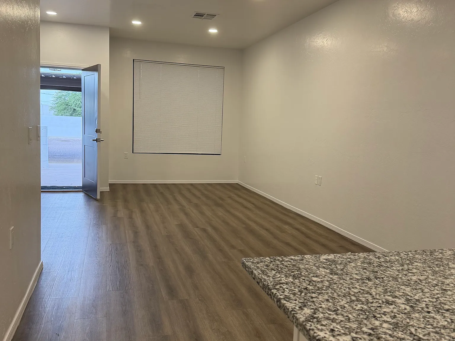 2 bed, 950 sqft, $1,400 — Photo 4