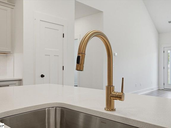 4th image of 314 Ridgelea St