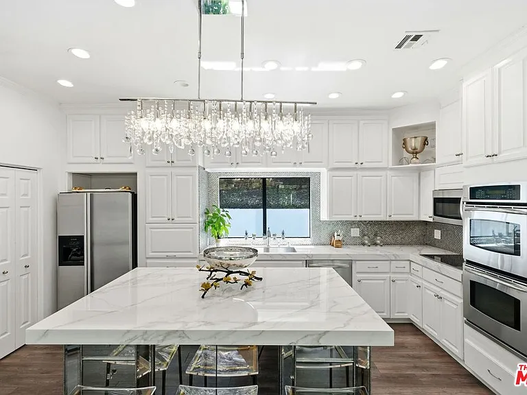 2350 Benedict Canyon Dr — Photo 8