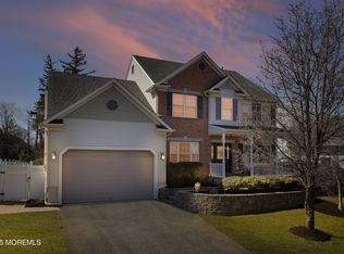 8 Oak Leaf Dr, Belford, NJ 07718