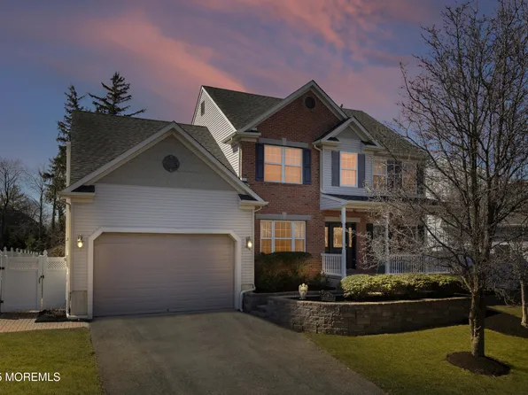 8 Oak Leaf Drive, Belford, NJ 07718