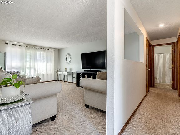 5th image of 305 SE 149th Ct