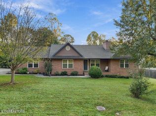 3232 Fairoaks Dr, Maryville, TN 37803