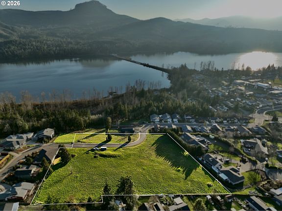 3rd image of Wetleau Dr