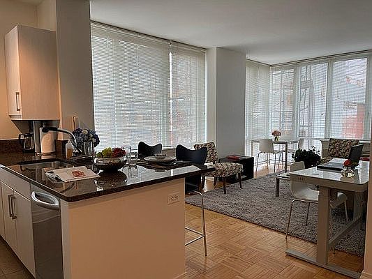 5th image of 1510 Lexington Ave APT 17S