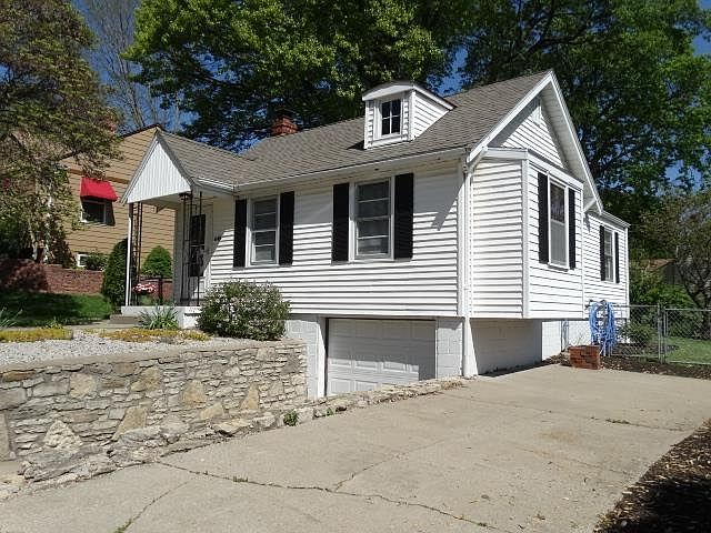 Well maintained raised ranch in established Northland neighborhood of Greenfield