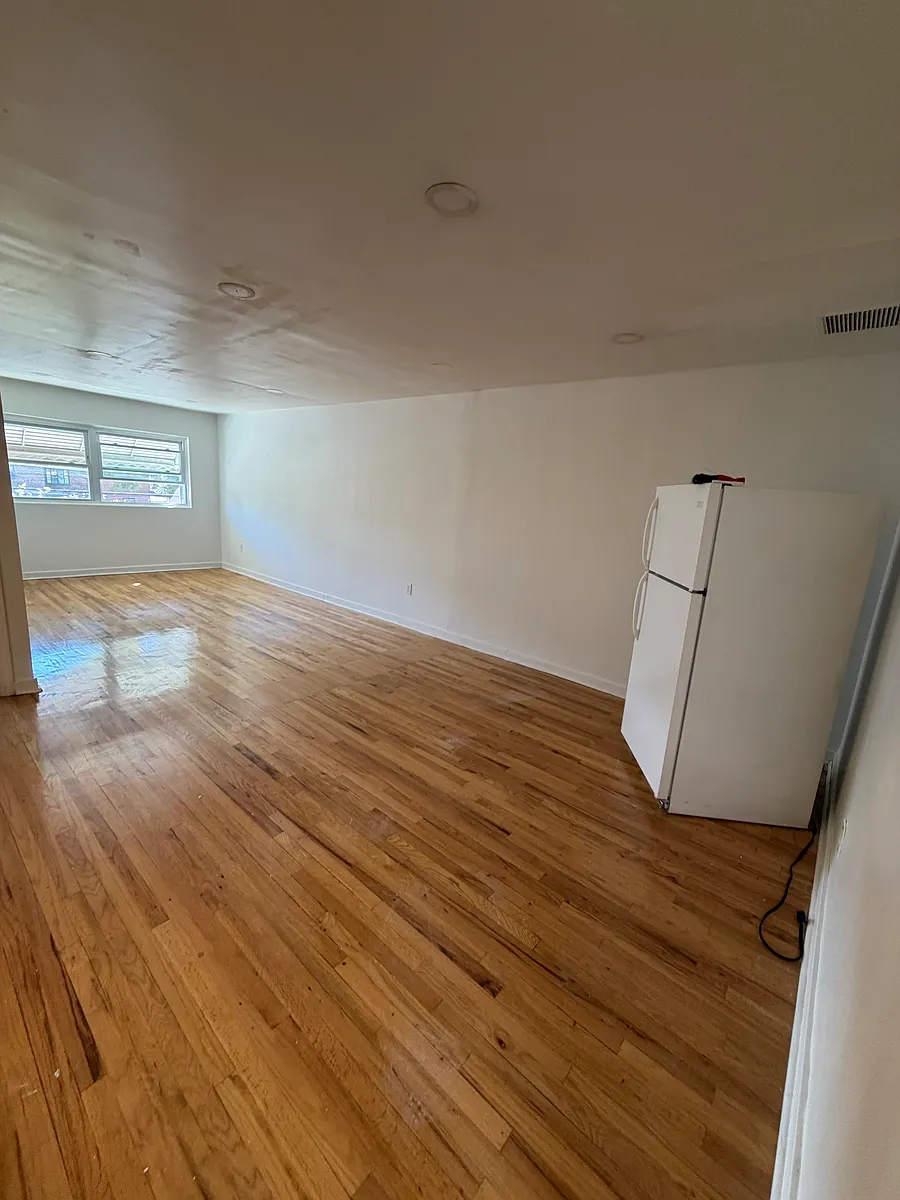 Building Photo - 4007 Laconia Ave #3