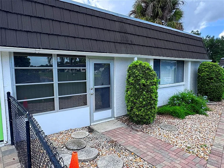 1213 Glen Oaks Dr E — Photo 3