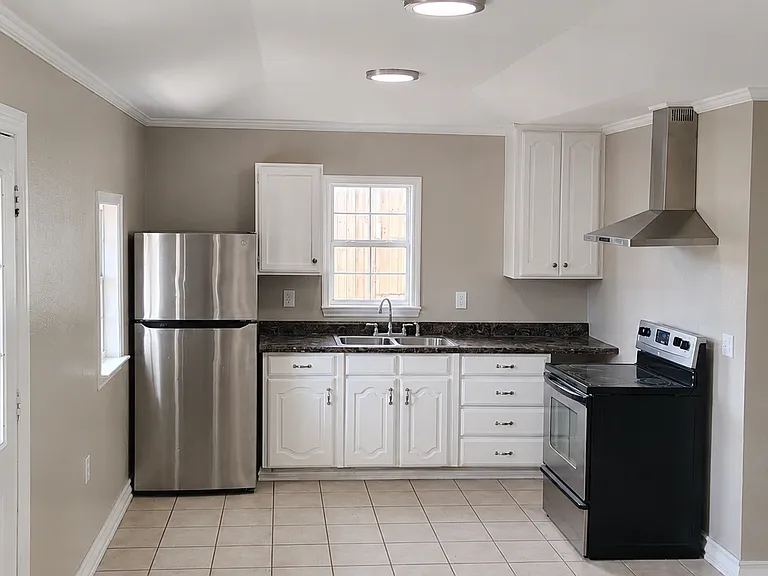 1452 Rogers Rd — Photo 2